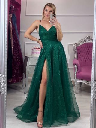 Smaragdový sen ✨ Jednoduché, no očarujúce tylové šaty s jemným trblietavým efektom, v ktorých sa budeš cítiť ako moderná...