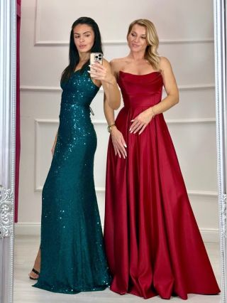 🔥 Baby, toto sú šaty, čo zastavia čas! Zelené, priliehavé, celé vo flitroch, s rozparkom a šnurovačkou vzadu – čistá wow...