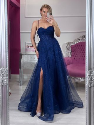 💙Nora Dresses Nové Zámky - Podzámska 28 💙Dlhé tmavomodré trblietavé šaty v princeznovskom štýle, ktoré očaria na prvý...