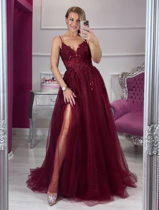 ♥️Nora Dresses Nové Zámky - Podzámska 28 - predajňa spoločenských šiat✨Princeznovské bordové šaty, ktoré pôsobia luxusne...